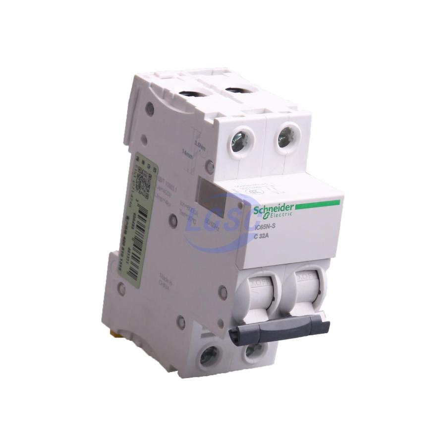 20230620 schneider a9sf18232 c514641 blank.jpg